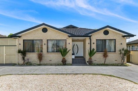 Property photo of 11 Frazer Avenue Lurnea NSW 2170