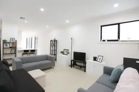 Property photo of 2/5 Miranda Road Reservoir VIC 3073