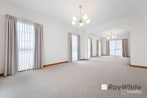 Property photo of 32 Daniel Solander Drive Endeavour Hills VIC 3802