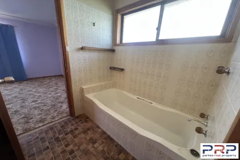 Property photo of 8 Hillcrest Avenue Parkes NSW 2870