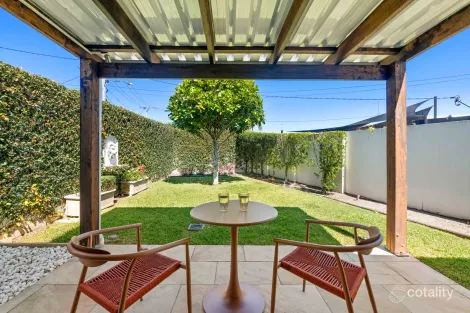 Property photo of 14 Vaucluse Place Bundall QLD 4217