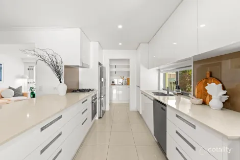 Property photo of 14 Vaucluse Place Bundall QLD 4217