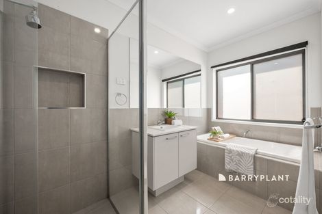 Property photo of 6 Sunnybank Way Pakenham VIC 3810