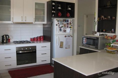 Property photo of 17 Ultimo Walk Taylors Hill VIC 3037