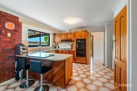 Property photo of 62 Featherby Way Altona Meadows VIC 3028