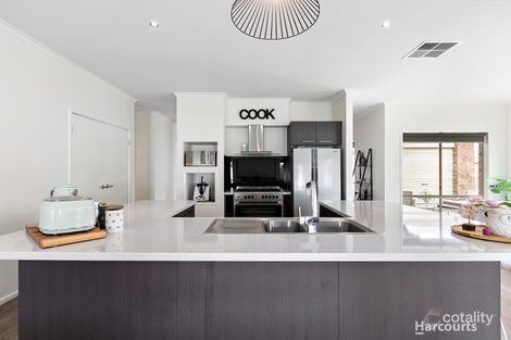 Property photo of 11 Macalister Place Pakenham VIC 3810