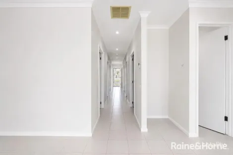 Property photo of 5 Healesville Loop Craigieburn VIC 3064