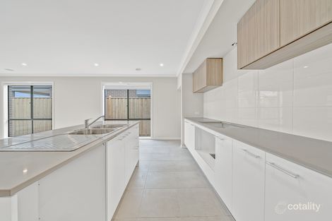 Property photo of 16 Midfield Way Clyde VIC 3978