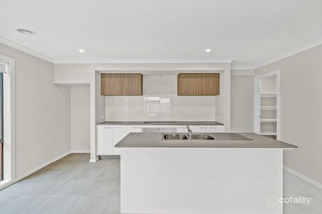 Property photo of 16 Midfield Way Clyde VIC 3978