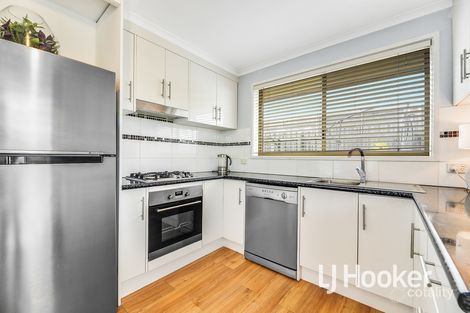 2/2 Joseph Banks Cres, Cranbourne, VIC 3977