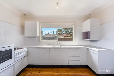 Property photo of 10 Waterloo Place Glenfield NSW 2167