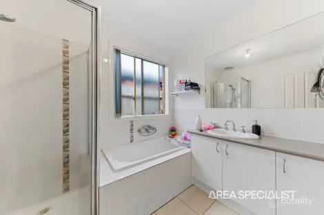 Property photo of 10 Samchelle Place Pakenham VIC 3810