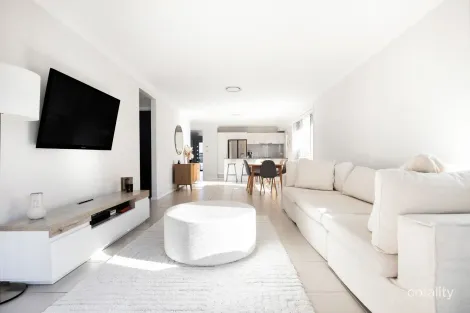 Property photo of 6 Tanner Close Spring Farm NSW 2570