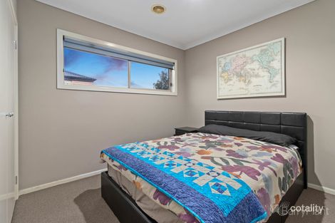 Property photo of 37 Honeyeater Way Pakenham VIC 3810