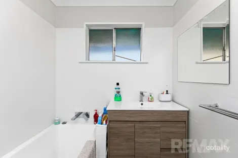 Property photo of 70 Tichborne Crescent Kooringal NSW 2650
