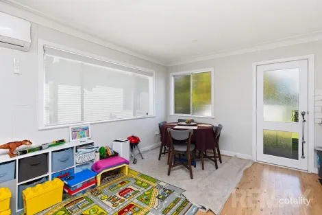 Property photo of 70 Tichborne Crescent Kooringal NSW 2650