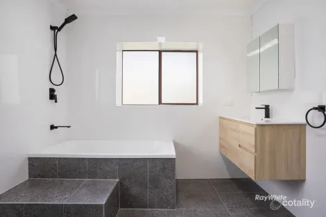 Property photo of 23 Rumsey Drive Raceview QLD 4305