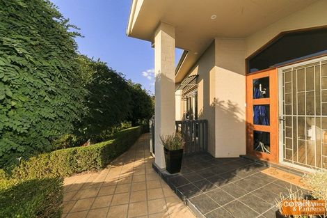 Property photo of 2 Silky Oak Circle Jerrabomberra NSW 2619