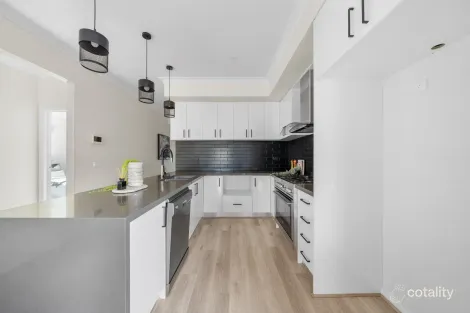 Property photo of 8 Adelaide Circuit Donnybrook VIC 3064