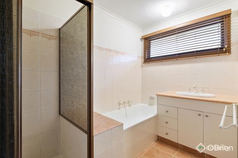 Property photo of 5 Wevlin Close Endeavour Hills VIC 3802
