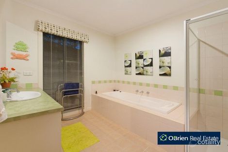 Property photo of 8 Hamdon Green Berwick VIC 3806