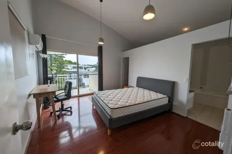 Property photo of 1/26 Moores Crescent Varsity Lakes QLD 4227