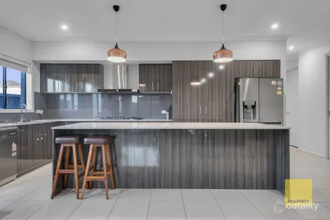 Property photo of 2 Bakewell Crescent Truganina VIC 3029