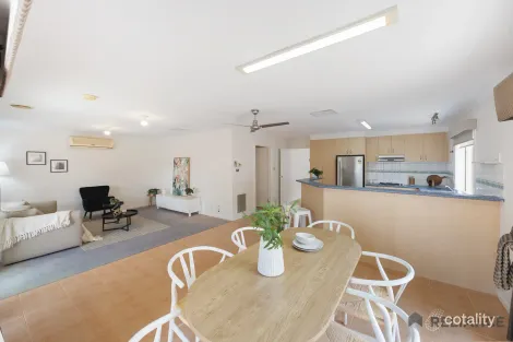 Property photo of 30 Bowral Loop Craigieburn VIC 3064