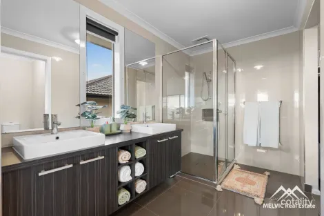 Property photo of 9 Kelton Avenue Clyde North VIC 3978