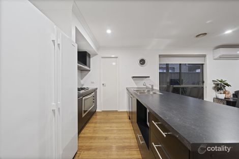 Property photo of 22 Fleuve Rise Clyde North VIC 3978
