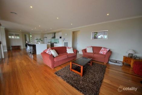 Property photo of 10 Callistemon Crescent Drouin VIC 3818