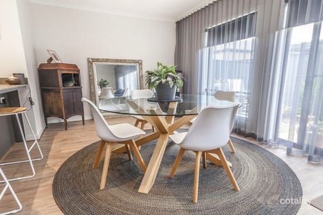 Property photo of 21 Wallflower Close Craigieburn VIC 3064