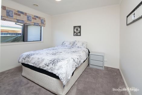 Property photo of 5 Pashia Grove Pakenham VIC 3810