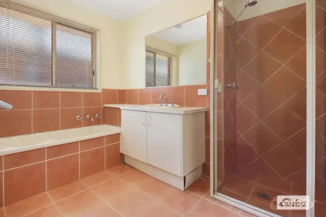 Property photo of 4 Hook Court West Wodonga VIC 3690