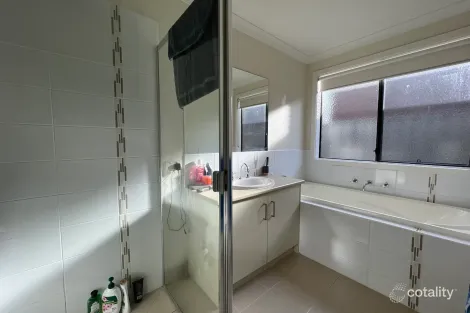 Property photo of 10 Tankard Drive Cranbourne East VIC 3977