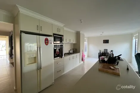 Property photo of 10 Tankard Drive Cranbourne East VIC 3977