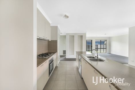 Property photo of 18 Waterside Drive Pakenham VIC 3810