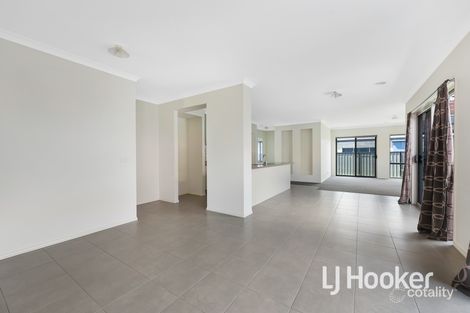Property photo of 18 Waterside Drive Pakenham VIC 3810