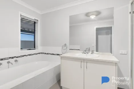 Property photo of 33 Tobin Crescent Epsom VIC 3551