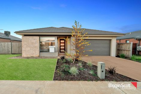 16 Stockport Cres, Thornhill Park, VIC 3335