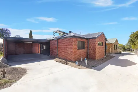 2/36 Station Lake Rd, Lara, VIC 3212