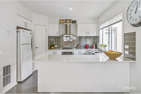 Property photo of 33 Norfolk Pine Circuit Somerville VIC 3912