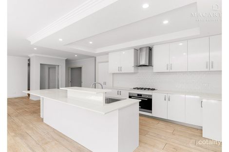 Property photo of 32 Ross Parkway Gobbagombalin NSW 2650