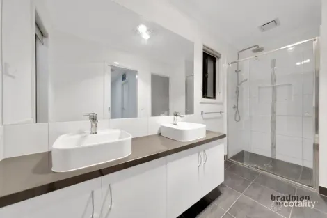 Property photo of 10 Fenwick Parade Mickleham VIC 3064