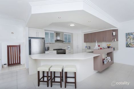 Property photo of 2 Yarra Place Pacific Pines QLD 4211