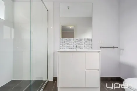 Property photo of 2/3 Scarborough Crescent Harkness VIC 3337