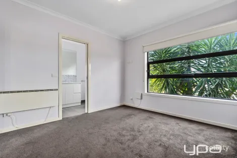 Property photo of 2/3 Scarborough Crescent Harkness VIC 3337