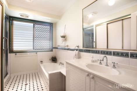 Property photo of 12 Chiltern Place Sandstone Point QLD 4511