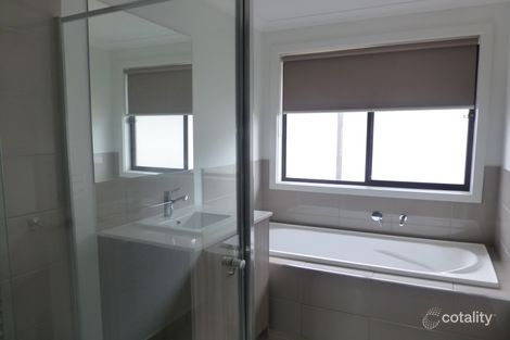 Property photo of 92 Treeve Parkway Werribee VIC 3030