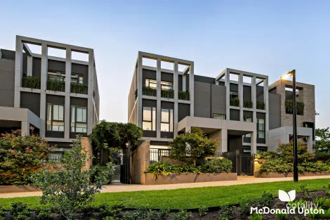 Property photo of 33 Maple Walk Moonee Ponds VIC 3039